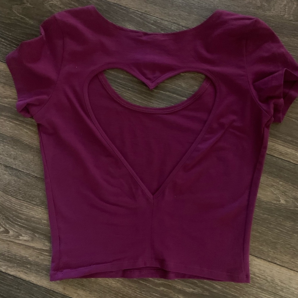 Crop top shirt with heart open back 💜
